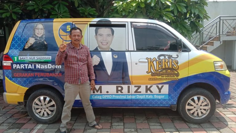 H. Sadiman Hadiahkan Mobil Ambulan untuk Warga Cianteun