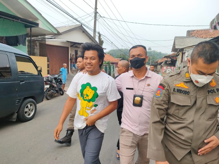 Satpol PP Leuwisadeng Evakuasi Pemuda ODGJ ke Marzoeki Mahdi