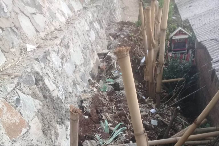 Dibangun dengan Anggaran Rp 200 Juta Lebih, TPT Samisade Bikin Penghuni Rumah Was-was