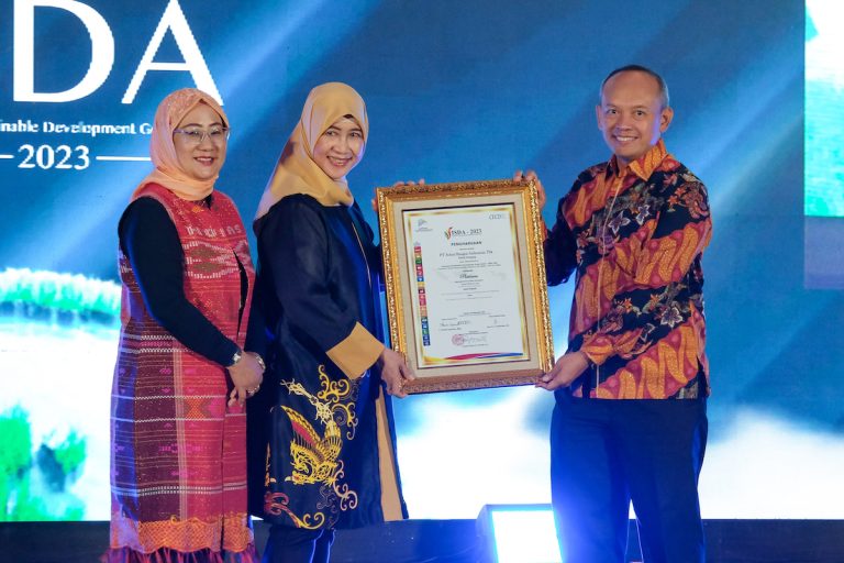 PT Solusi Bangun Indonesia Pabrik Narogong Raih Penghargaan Indonesian SDGs Awards (ISDA) 2023
