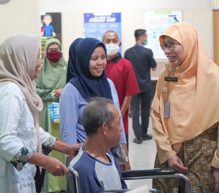 Usai Pengajian Jumat, Direktur RSUD Leuwiliang dr. Vitrie Winastri Sapa Pasien