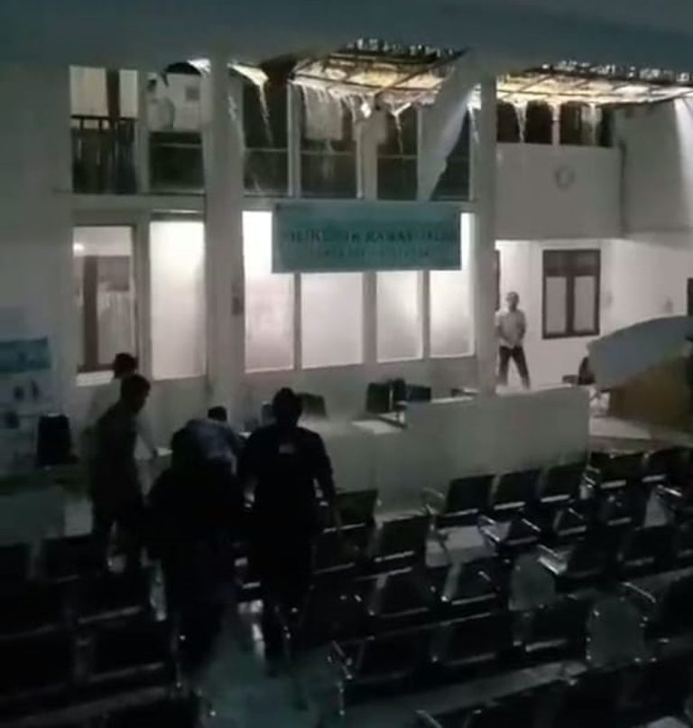 Plafon Ambruk Banjiri Ruang Poli RS Asysyifaa Disayangkan Keluarga Pasien