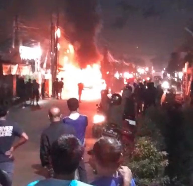 Carry Pengangkut BBM Pertalite Kebakaran di Jalan Gunung Putri