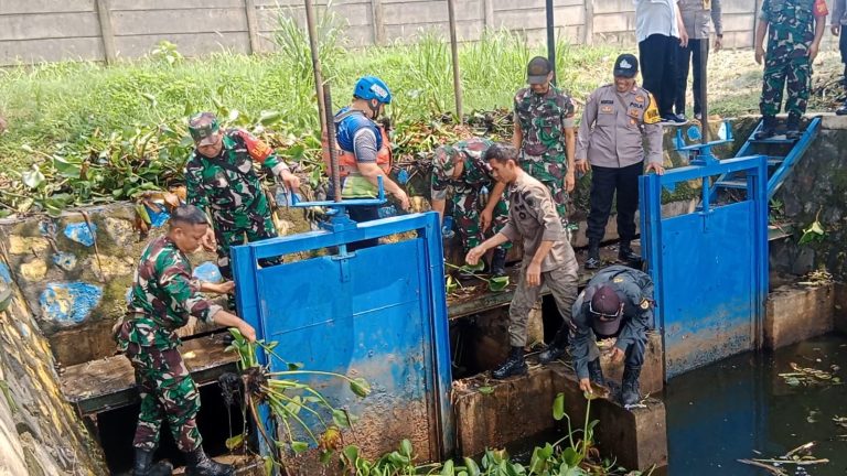 Antisipasi Banjir, Muspika Gunung Putri Kolaborasi Bersihkan Saluran Setu dan Sungai