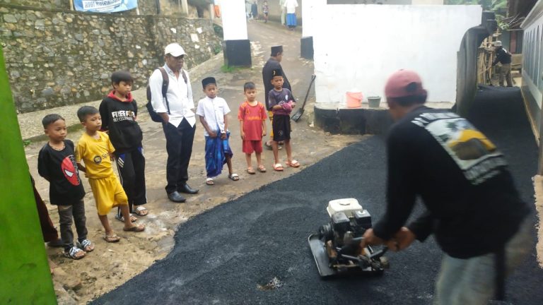 Sadengkolot Tuntaskan Jalan Rusak Melalui Program Jalan Mulus