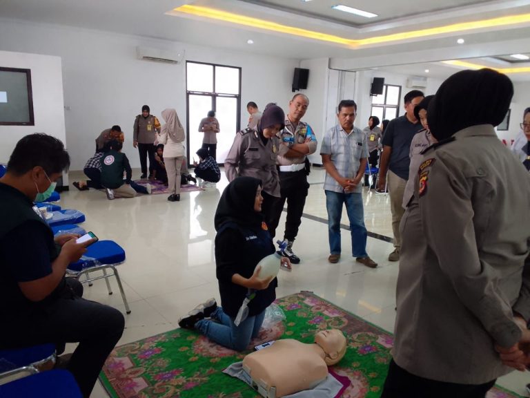 Dokter RSUD Leuwiliang Beri Pelatihan BHD Anggota Kepolisian