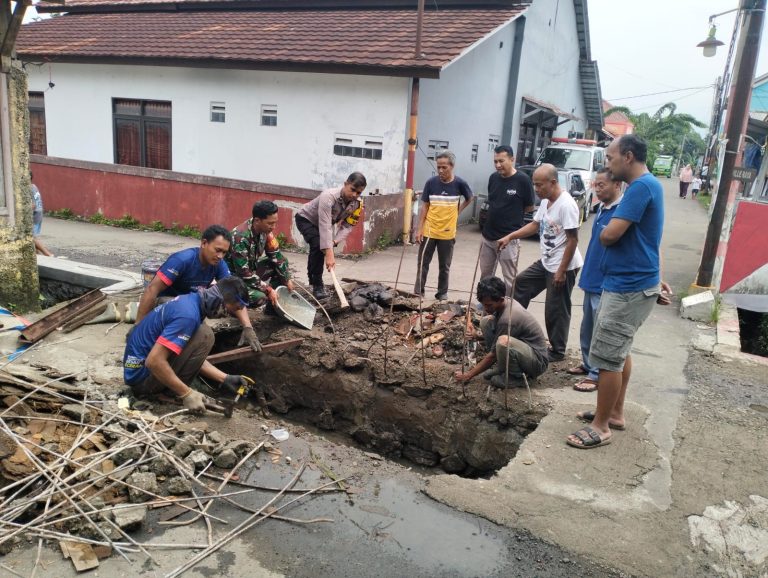 Sudah Lama Alami Kerusakan, Warga Kavling di Ciomas Sukarela Perbaiki Jalan
