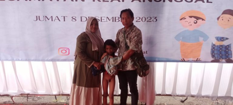 Pemcam Klapanunggal Gandeng PT SBI Adakan Khitanan Massal