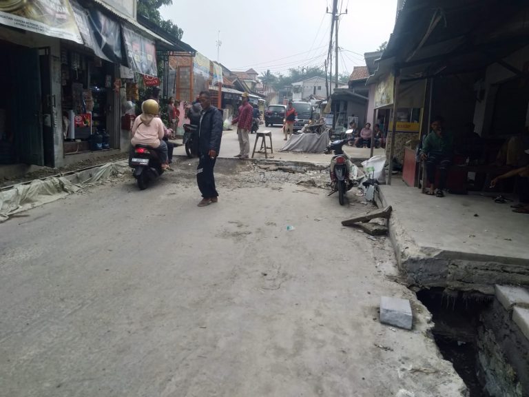 Belum Juga Rampung, Proyek Jalan Cinangneng-Tenjolaya Disorot Katar Tenjolaya