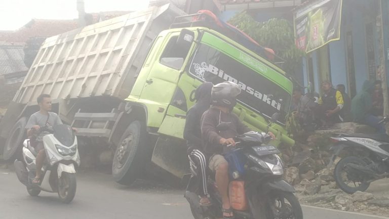 Truk Tambang Tubruk Parit dan Teras Rumah Warga di Kalong Satu