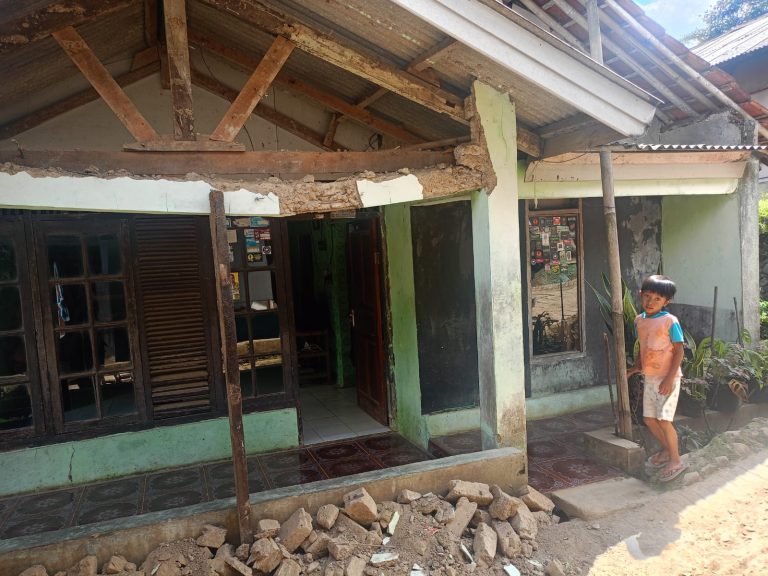 Alami Kerusakan Cukup Berat, Warga Was-was Tempati Rumahnya