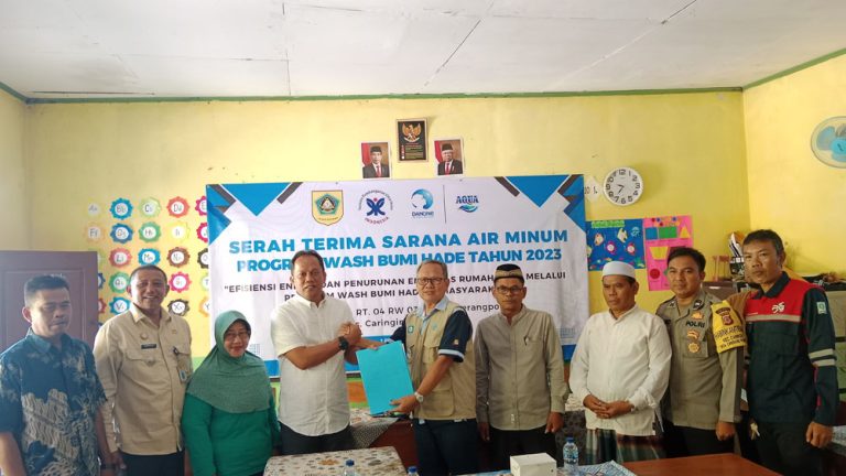 Penerapan Program CSR, Pabrik Aqua Ciherang Bangun Sarana Air Bersih Untuk Warga RT 04