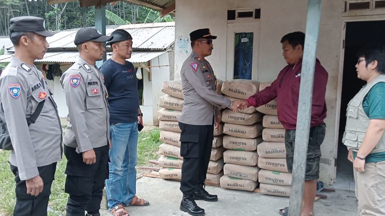 Polsek Nanggung Bantu Rehab Rumah Korban Gempa Bumi di Malasari
