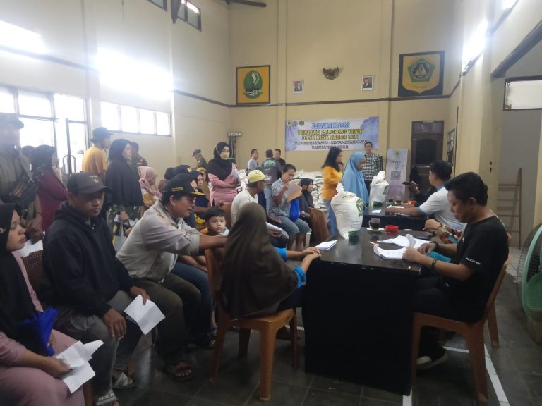 Ribuan Warga Banjarwaru Terima Bantuan Beras Terakhir