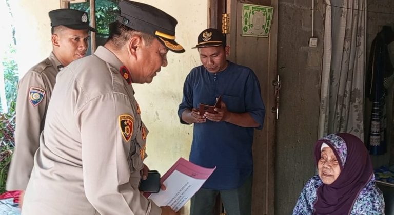 Kapolsek Citeureup Bantu Warga Hambalang yang Terdampak Gempa Bumi