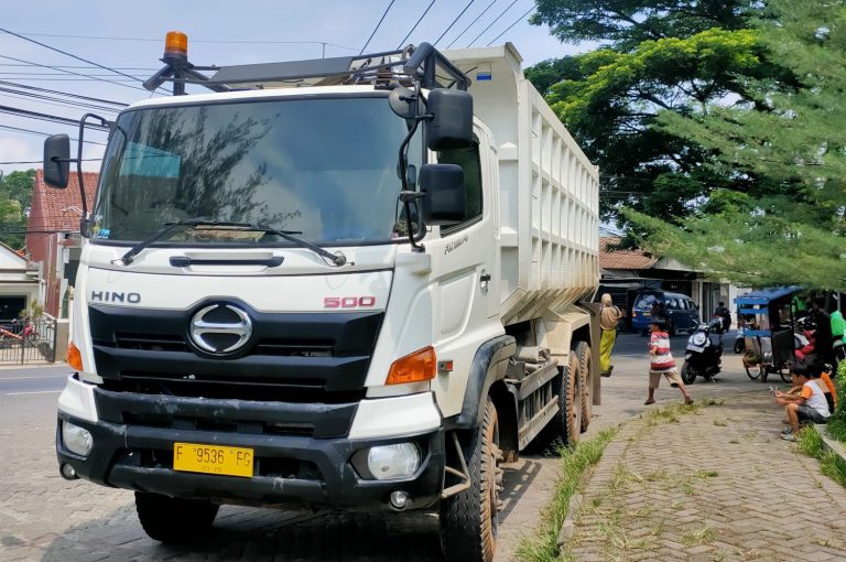 Pengendara Sepeda Motor di Jalan Raya Cibungbulang Terseret Dump Truck