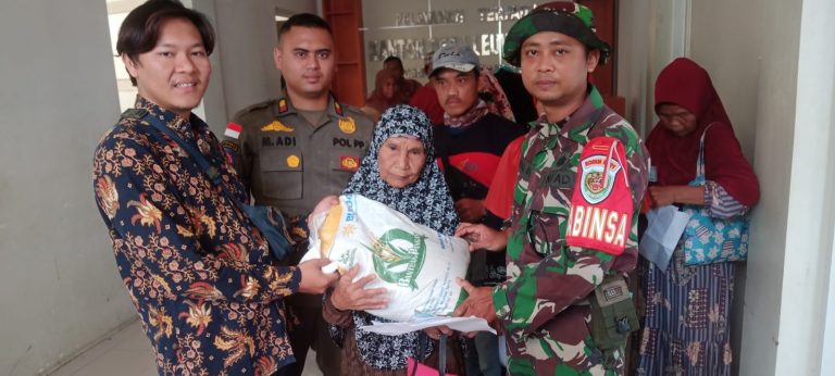 Pemdes Leuwikaret Bagikan Beras Kepada 916 KPM