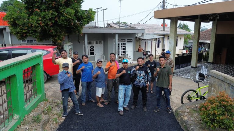 Melalui Samisade, Desa Kembang Kuning Aspal Jalan Desa