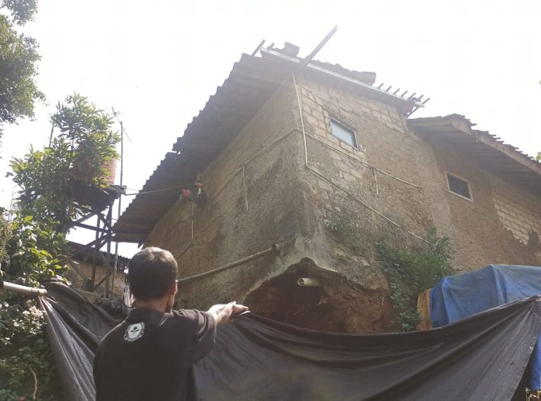 Akibat Dibiarkan Pemkab Bogor, Rumah Warga di Ciadeg Terancam Ambruk