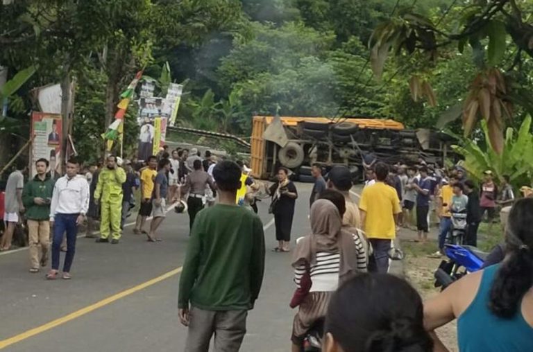 Truk Tambang Hantam Gardu Listrik dan Pemotor, 2 Tewas dan 2 Kritis