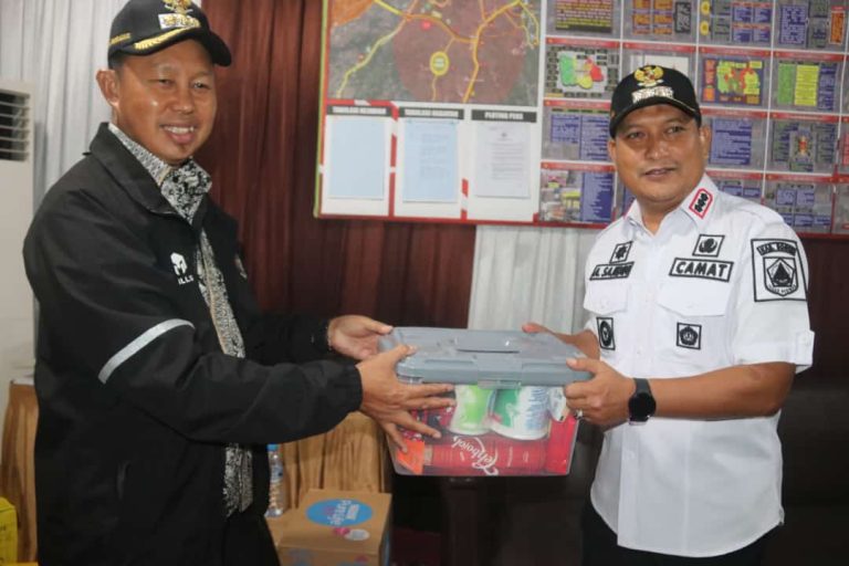 Asmawa Tosepu Berikan Bantuan Makanan Saat Monitor Pos Pam Nataru Cibinong