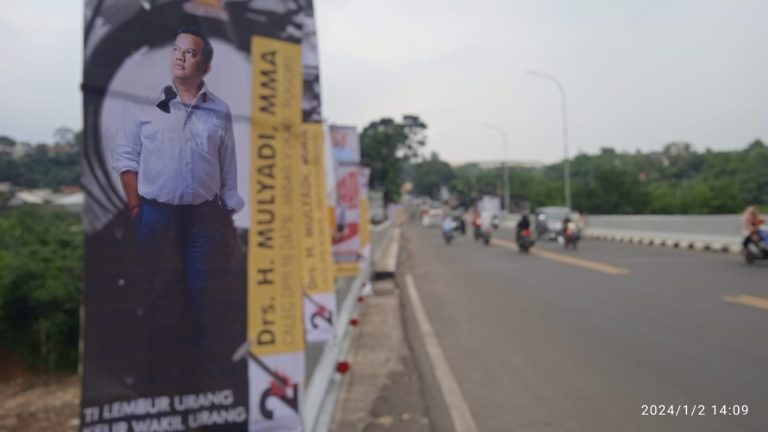Dipasang di Jembatan, APK Mulyadi Menuai Sorotan Warga