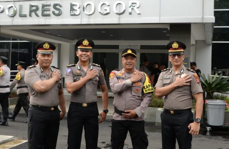 Ikut Naik Pangkat, Tiga Personil Polsek Gunung Putri Dapat Mandat dari Kapolsek