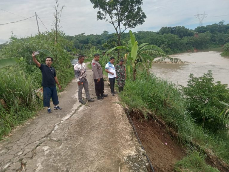 Diguyur Hujan Seharian, Jalan Kampung Lengkong Nambo Longsor