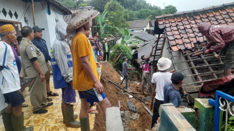 Belasan Warga di Sukaraksa Diungsikan
