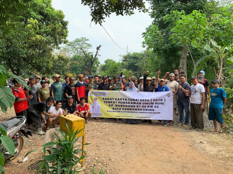 Warga Kembangkuning Bangun Jalan ke TPU Huni