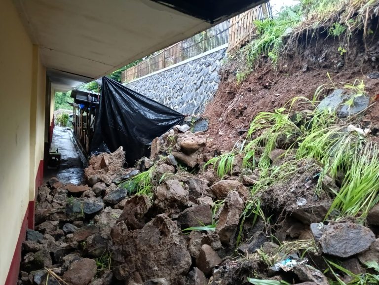 Akibat Hujan, TPT SDN Sadeng 01 Ambrol