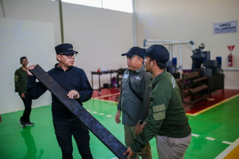 Keren ! Olah Sampah Visual Alat Peraga Kampanye Jadi Bahan Konstruksi