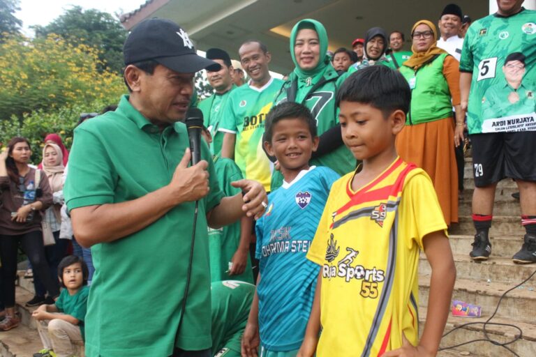 Bapak Sepakbola Kabupaten Bogor Disematkan ke Rachmat Yasin