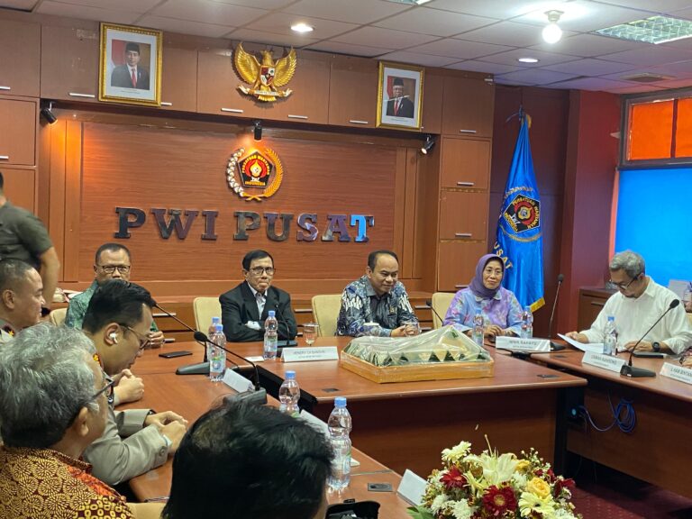 Punya Misi Suci, Ketua PWI Pusat Hendry Ch Bangun Potong Tumpeng Peringati HUT PWI ke-78