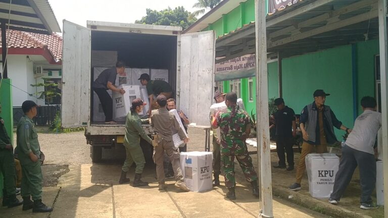 PPK Nanggung Distribusikan Ribuan Logistik Pemilu 2024 untuk 11 Desa