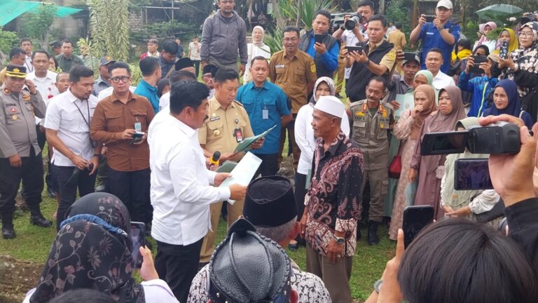 Menteri ATR Bagikan Langsung Sertifikat PTSL di Pamijahan