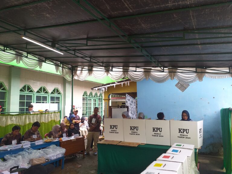 Rela Antre, Warga Antusias Nyoblos pada Pesta Demokrasi di TPS Cimanggu Gang Kamboja