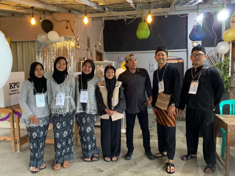 Petugas KPPS di TPS 2 dan 4 Sukamulya Kompak Pakai Pangsi dan Kebaya