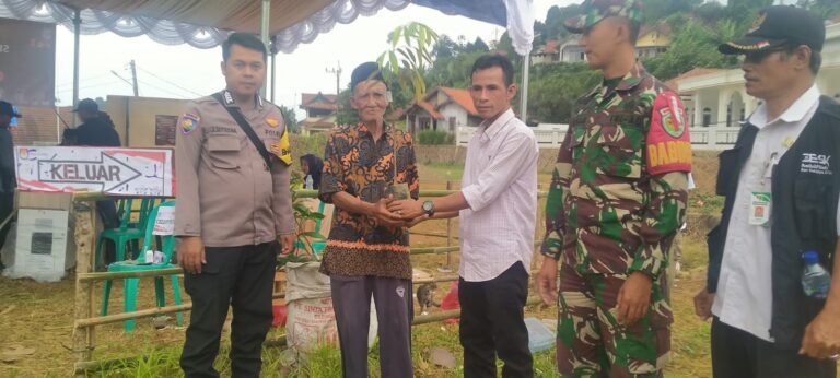 Desa Cileuksa Berikan Pohon Bagi Warga yang Datang ke TPS