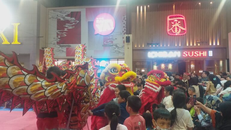 Barongsai dan Wushu Show Pikat Pengunjung Mall Botani Square