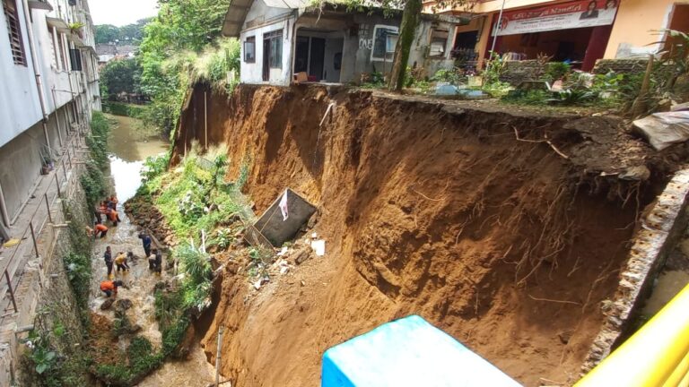 Tebing Setinggi 10 Meter di Aliran Sungai Cibalok Tajur Kembali Longsor