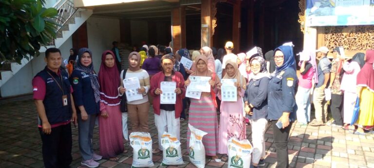 Saat Harga Beras Melonjak, 1.272 KPM di Desa Tegalwaru Terima Bansos