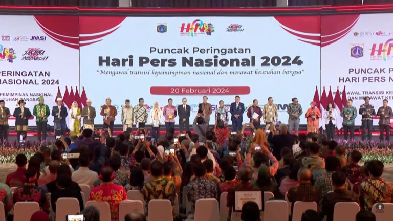 Menlu Retno Marsudi Dianugerahi Medali Emas Kemerdekaan Pers