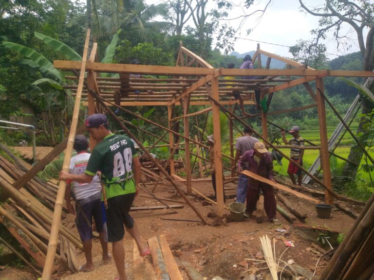 Warga Sukaluyu Gotong-royong Bangun Tempat Tinggal Seorang Janda yang Sempat Tinggal di Gubuk Beratap Terpal