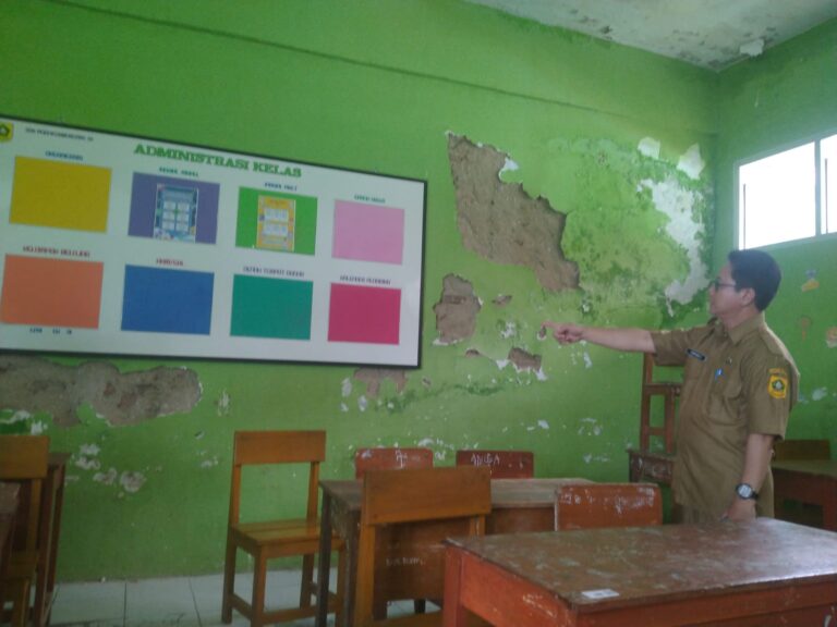 Dak Beton Sudah Rembes, Ruang Kelas SDN Parakanmuncang 01 Mesti Prioritas Dibangun