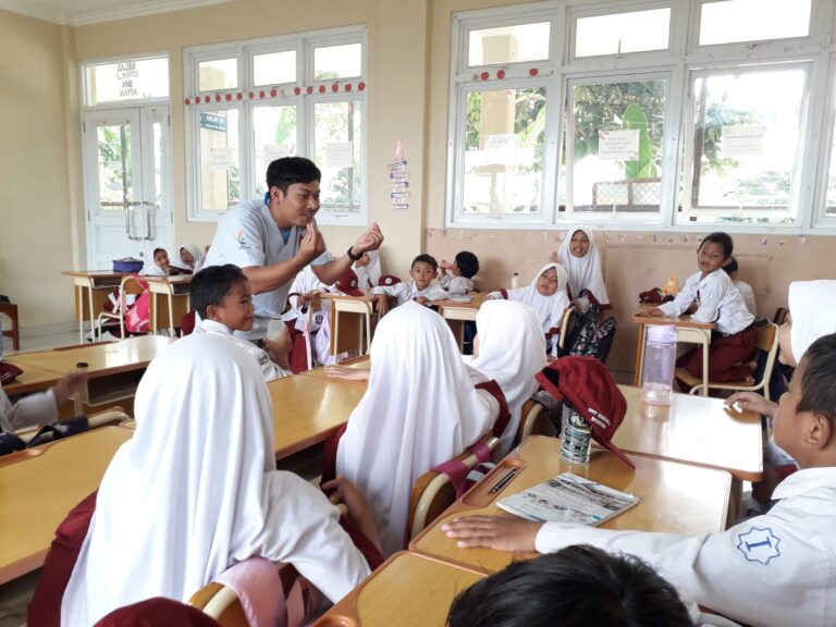 Perawat RSUD Leuwiliang Perkenalkan Peran Penting Perawat di SDIT Suwarna Dramaga