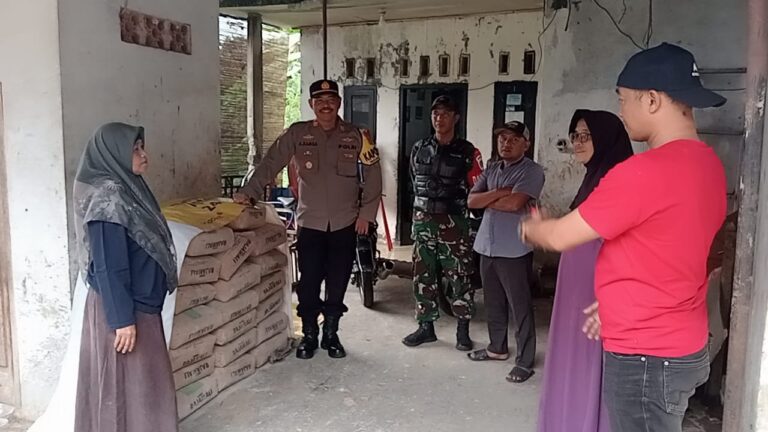 Berikan Bantuan, Kapolsek Bersama Danramil Kunjungi Warga Terdampak Gempa di Curugbitung
