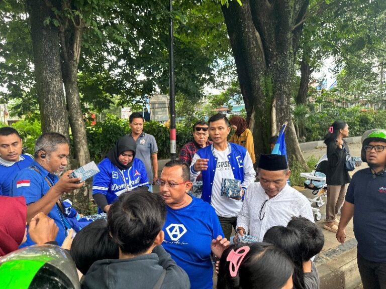 Indahnya Berbagi, DPC Partai Demokrat Kabupaten Bogor Bagikan Takjil Gratis