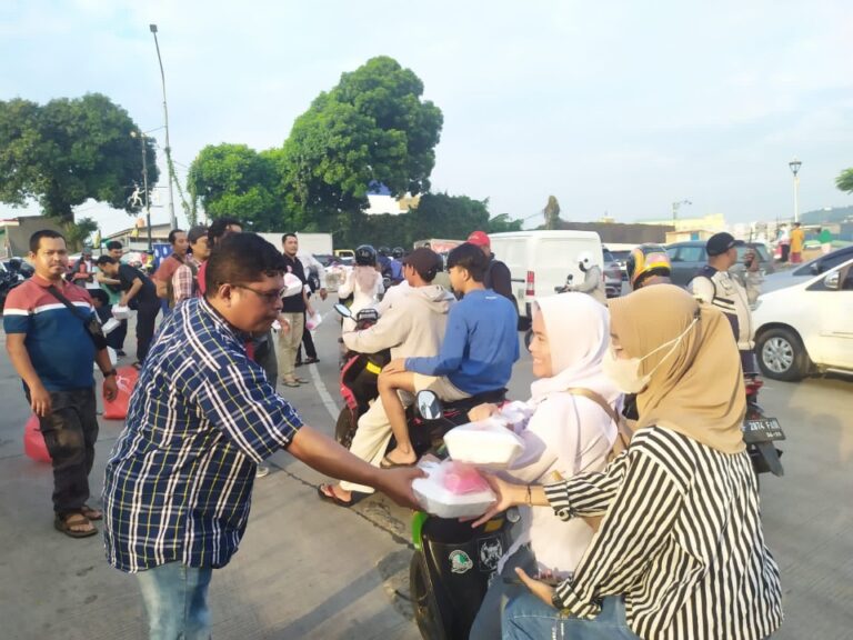 Insan Pers Bogor yang Tergabung dalam JJB Berbagi Takjil Gratis