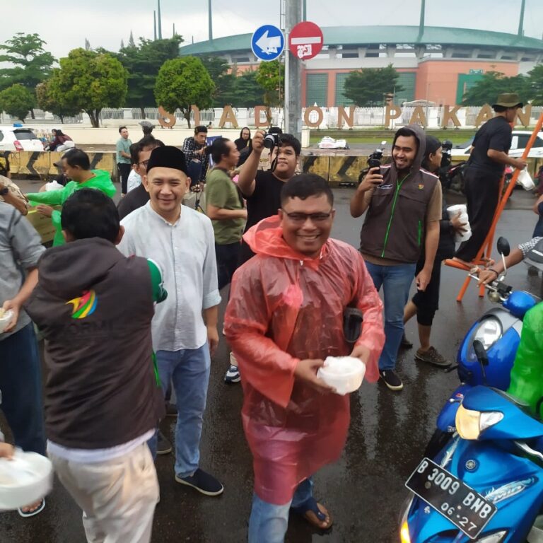 JJB Kembali Bagi-bagi Takjil Gratis di Jalan Lingkar Pakansari